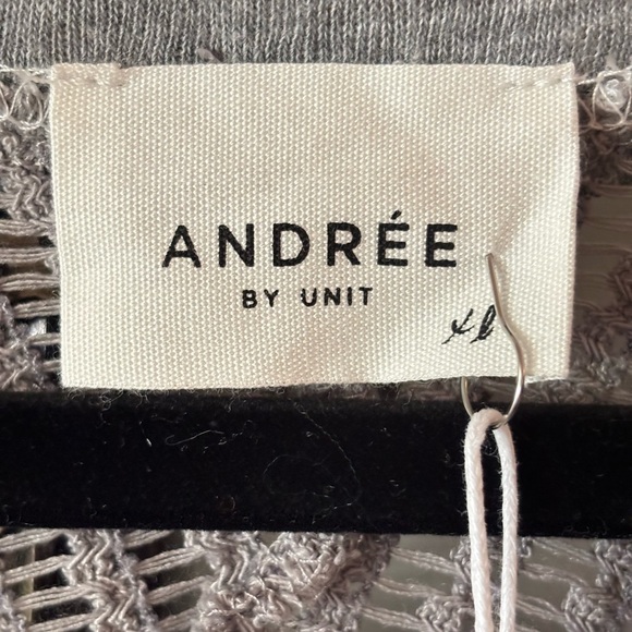 ANDREE BY UNIT Gray Short Sleeve Top with Mesh Detail - Picture 2 of 7